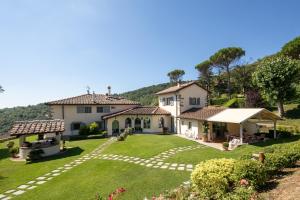 uma imagem de uma casa com jardim em Villa Collesole 12 em San Donato in Collina