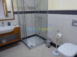 ein Bad mit einer Dusche, einem WC und einem Waschbecken in der Unterkunft O Pomar in Cabanas by Wave Algarve in Cabanas de Tavira