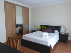 カバナス・デ・タビラにあるO Pomar in Cabanas by Wave Algarveのベッドルーム1室(ベッド1台、タオル2枚付)