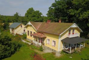 una vista aérea de una casa amarilla con porche en Boråkra Bed & Breakfast, en Karlskrona