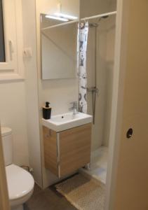 パンプローナにあるZure Etxeaのバスルーム(シンク、シャワー、トイレ付)
