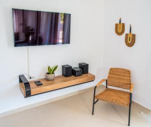 Televízia a/alebo spoločenská miestnosť v ubytovaní Horizon Villa Almyrida