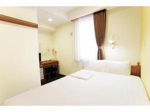 Postel nebo postele na pokoji v ubytování Smile Hotel Kobe Motomachi