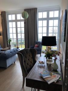 uma sala de estar com um sofá e uma mesa com um candeeiro em The Starnbergsee Hideaway em Seeshaupt