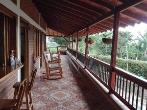 un porche de una casa con dos sillas en Hotel San Felipe Belalcazar 