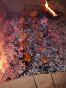 Un mucchio di cibo che cuoce sulla griglia di Coorg River Rock Camping a Madikeri