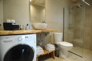 Photo de la galerie de l'établissement Villa Estia - private jacuzzi next to the beach, à Ágios Geórgios