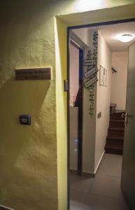 モデナにあるR&B La Pomposa dei Motoriの壁面の看板のある廊下につながるドア