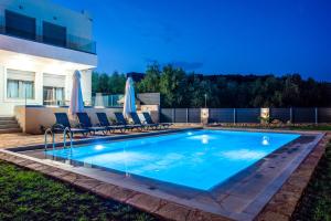 Bazén v ubytovaní Horizon Villa Almyrida alebo v jeho blízkosti