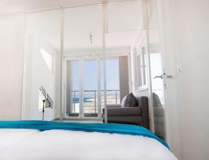 Apartments Atrium Blue في رازاناك: غرفة نوم مع سرير وإطلالة على المحيط