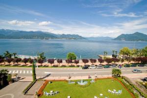 een uitzicht op een grote hoeveelheid water bij Hotel Astoria in Stresa