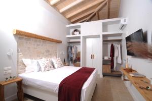 Ένα ή περισσότερα κρεβάτια σε δωμάτιο στο Villa Estia - private jacuzzi next to the beach