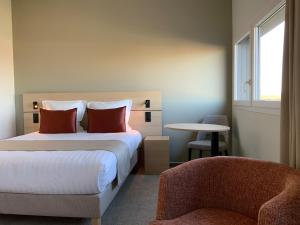 Кровать или кровати в номере Hôtel Akena Troyes - La Chapelle St-Luc +40 фотографий