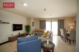 sala de estar con sofá y mesa en Prime Select Porto New Cairo en El Cairo