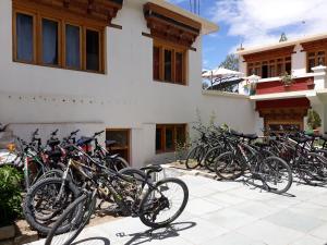 um monte de bicicletas estacionadas fora de um edifício em Smanla guest house em Leh