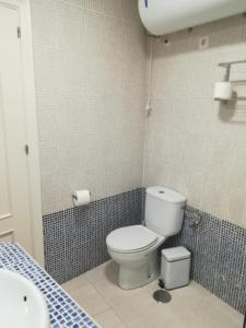 アルムニェーカルにあるCasa La Lunaのバスルーム(トイレ、洗面台付)