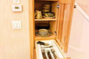 キャンモアにあるMountainView -PrivateChalet Sleep7- 5min to DT Vacation Homeの洗面台と食器棚