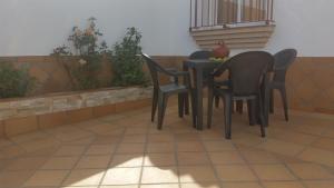 una mesa y sillas en un patio en Casa del Duque, en Chiclana de la Frontera