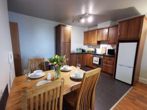 A cozinha ou cozinha compacta de Milligan Court Apartments