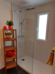 W łazience znajduje się prysznic ze szklanymi drzwiami. w obiekcie Aux Capucines w mieście Theux