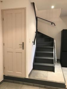 un escalier avec une porte blanche et un escalier dans l'établissement Oliviers, à Monteux