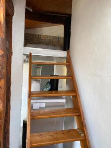 uma escada com prateleiras de madeira num quarto em Studios des Templiers em Hyères