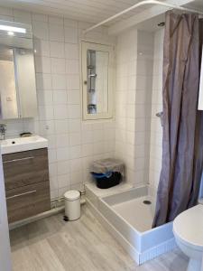 a bathroom with a tub and a toilet and a sink at Studios des Templiers in Hyères