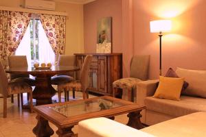 a living room with a couch and a table at Volver a Casa in Corrientes