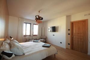 Schlafzimmer mit einem Bett und einem Deckenventilator in der Unterkunft Hotel Ristorante Da Politano in Boves