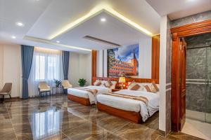 um quarto de hotel com duas camas e uma casa de banho em Royal Palace em Da Lat