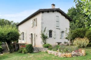 een oud huis met een tuin ervoor bij Maison de 2 chambres avec piscine privee jardin amenage et wifi a Bruniquel in Bruniquel