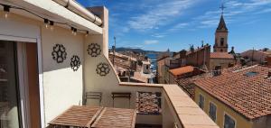 een balkon met uitzicht op de stad bij StellaHome - Sur Les Toits in Sanary-sur-Mer