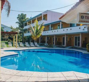 una gran piscina frente a un hotel en Hotel JS, en Cocoyoc