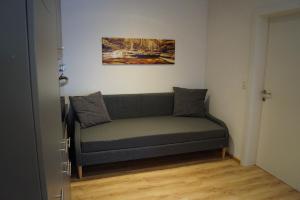 um sofá num quarto com uma pintura na parede em FEWO Außerlechner em Innsbruck