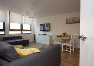 Foto de la galería de StayZo Castle Point 6 Apartment - Premier Lodge en Southampton