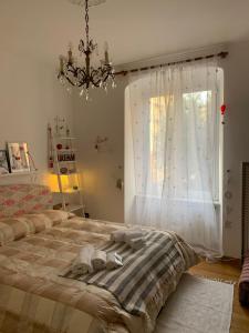 una camera da letto con un letto grande e una finestra di Paradiso numero 12 a Genova