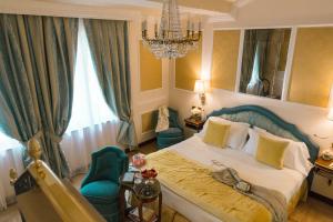 Postel nebo postele na pokoji v ubytování Hotel Bernini Palace + 37 fotografií