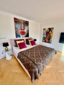 a bedroom with a large bed with red pillows at Villa am Steinhuder Meer App Suite-La Fleur-mit Pantry Küche, Luftreinigungssystem, Garten, WLAN in Steinhude