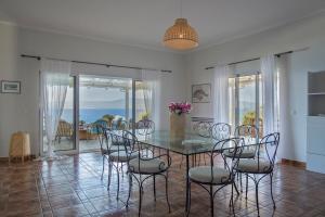 comedor con mesa y sillas en Seafront Paradise en Glífa