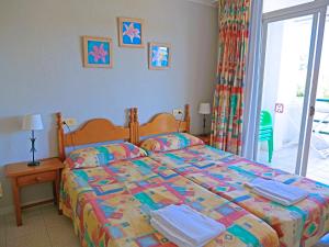 Posteľ alebo postele v izbe v ubytovaní Apartments Kione Playa Romana Park