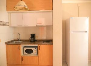 Kuchyňa alebo kuchynka v ubytovaní Apartments Kione Playa Romana Park