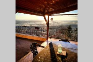 un tavolo e sedie su un balcone con vista di Vue panoramique sur le vignoble a Sancerre