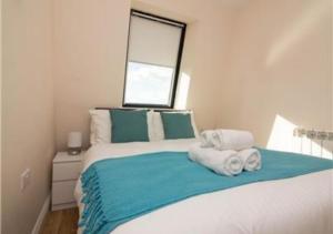 ein Schlafzimmer mit einem Bett mit Handtüchern darauf in der Unterkunft StayZo Premiere Serviced Accommodation-17 in Southampton