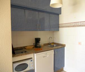 Kuchyňa alebo kuchynka v ubytovaní Apartments Kione Playa Romana Park