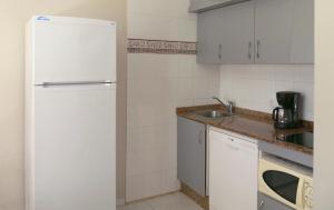 Kuchyňa alebo kuchynka v ubytovaní Apartments Kione Playa Romana Park