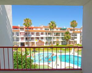 Bazén v ubytovaní Apartments Kione Playa Romana Park alebo v jeho blízkosti