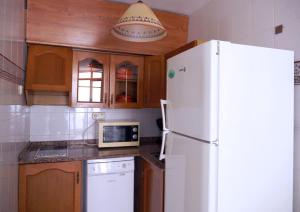 Kuchyňa alebo kuchynka v ubytovaní Apartments Kione Playa Romana Park