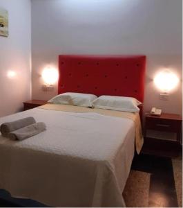 1 dormitorio con 1 cama grande y cabecero rojo en León Imperial en Buenos Aires