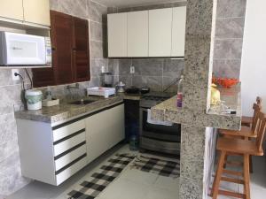 Casa PRAIA DE CARAPIBUS PB- TEMPORADA tesisinde mutfak veya mini mutfak