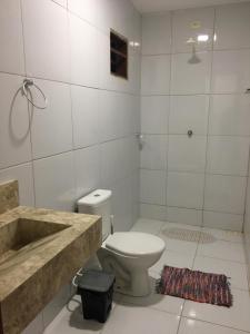 Casa PRAIA DE CARAPIBUS PB- TEMPORADA في جواو بيسوا: حمام مع مرحاض ومغسلة